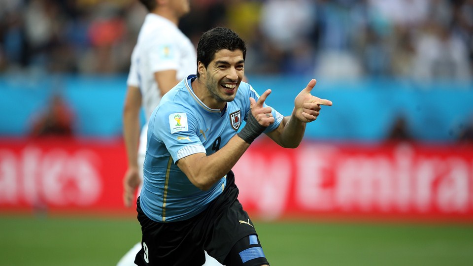 پيروزي اروگوئه مقابل انگليس با درخشش سوآرز