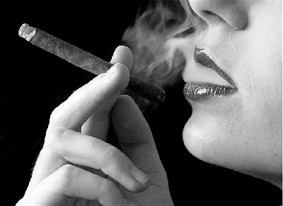 سیگار کشیدن نوعی پرستیژ اجتماعی بین دختران