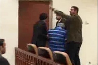فیلم/ غش کردن شریک بابک‌زنجانی در دادگاه علنی