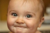 نوزادان چرا لبخند میزنند ؟