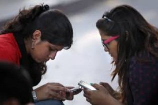 ممنوعیت موبایل برای دختران در هند