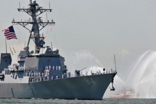 قدرت‌نمايي قایق‌های تندرو ایران براي ناوشکن آمریکایی
