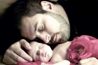 تغییرات هورمونی ناشی از تولد فرزند در مردان آنها را خوش اخلاق می کند