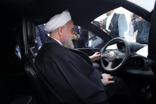 روحانی از محصول تولیدی خودرو برقی بازدید کرد