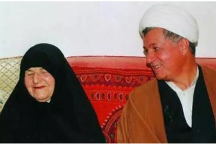 تصویری از آیت الله هاشمی در کنار مادرش