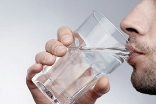 فوايد نوشیدن آب به صورت ناشتا