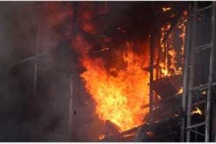 مصدومیت 3 نفر در آتش سوزی ساختمان مسکونی