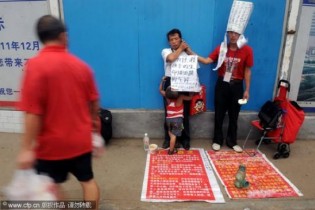یک مرد چینی با گدایی کردن به نیازمندان کمک می کند