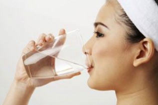 نوشیدن آب کافی از بروز بیماری ها جلوگیری می کند