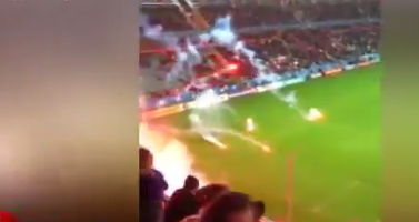 فیلم/ تماشاچیان زمین فوتبال را به آتش کشیدند  