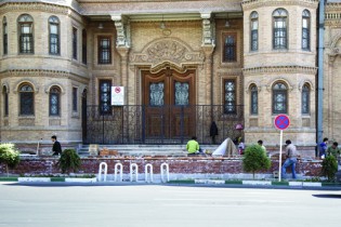 دیوارکشی بی‌مجوز جلوی ساختمان مجلس