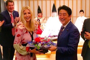 تصویر / نخست وزیر ژاپن برای دختر ترامپ جشن تولد گرفت!