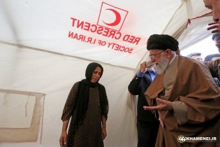 تصویر / رهبر انقلاب در چادرهای اسکان زلزله‌زدگان