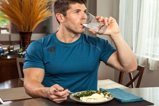 مضرات نوشیدن آب به همراه غذا