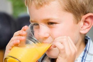 مصرف بیش از حد آب میوه برای کودکان توصیه نمی شود