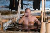 تصاویر/ غسل تعمید پوتین در سرمای 15 درجه زیر صفر