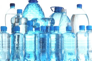 آب های بطری به پلاستیک آلوده می شوند
