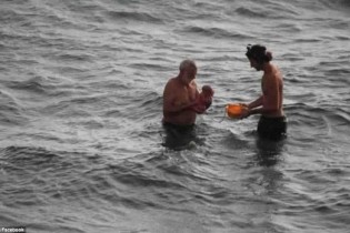 زن توریست فرزندش را در دریای سرخ به دنیا آورد + تصاویر