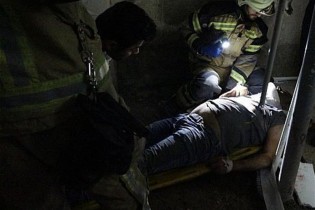 مصدومیت شدید ۲ کارگر پس از سقوط به چاهک آسانسور + تصاویر