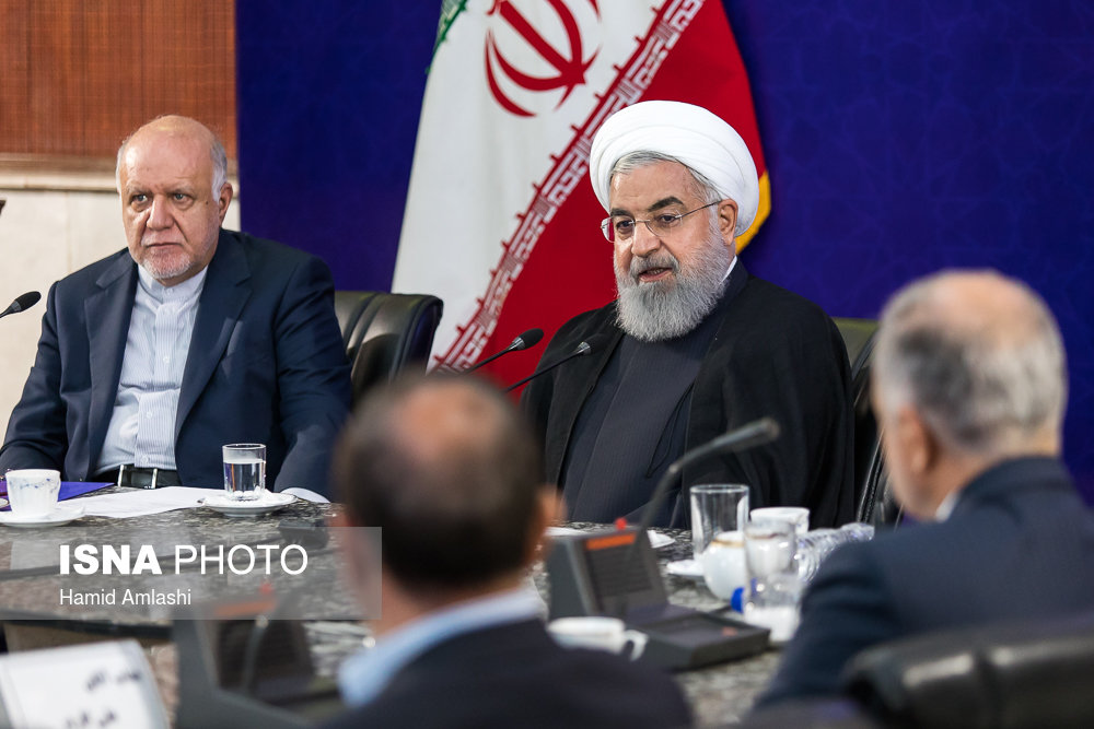 حسن روحانی رئیس‌جمهور و بیژن نامدار زنگنه، وزیر نفت در جلسه‌ای با موضوع نفت، گاز، پالایش و پتروشیمی ایران با حضور فعالان بخش خصوصی حوزه نفت