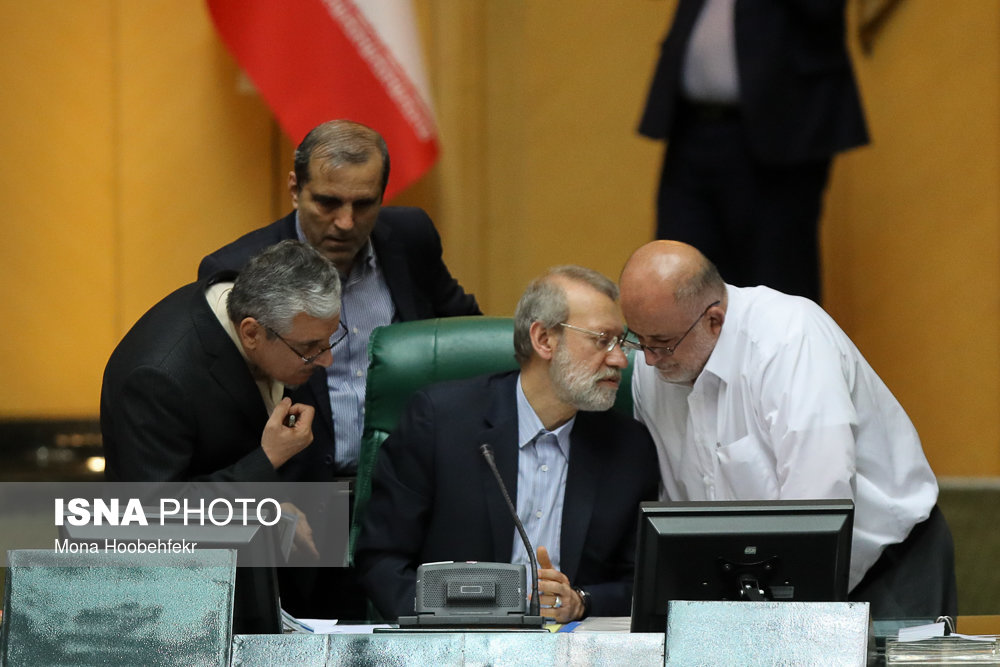 گفتگوی علی لاریجانی و نادر قاضی‌پور در جلسه‌ی امروز مجلس شورای اسلامی