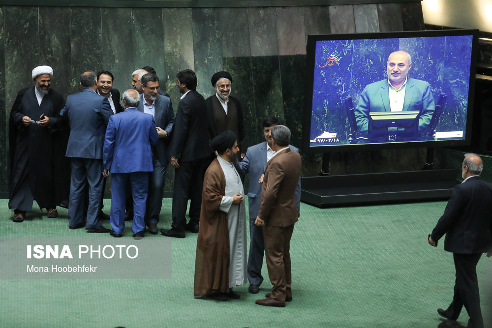 محمد حسن‌نژاد،نماینده مردم مرند بعد از نطق میاندستور مورد استقبال برخی نمایندگان قرار گرفت .