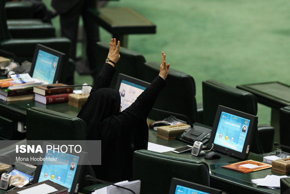 پروانه مافی، نماینده مردم تهران رای خود را در خصوص کلیات لایحه اصلاح قانون مبارزه با پولشویی با دستانش نشان میدهد.