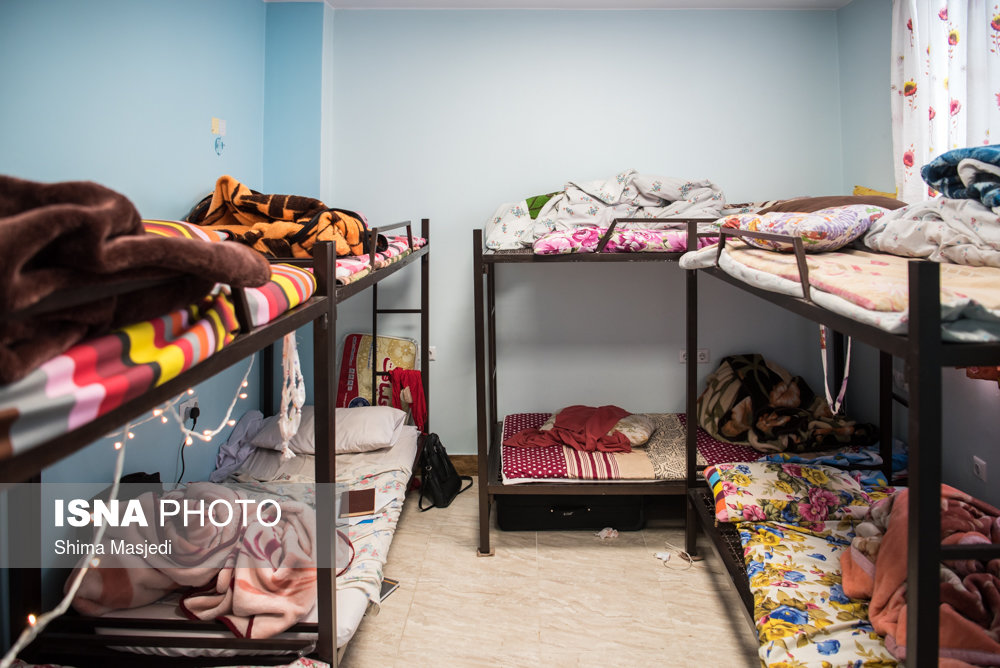 در برخی از اتاق‌های خوابگاه دخترانه مرادی دانشگاه امیرکبیر، هشت دانشجو زندگی می‌کنند