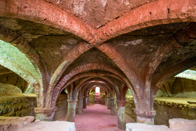 نمای داخلی کلیسا در حیاط مرکزی «قلعه پرتغالی‌ها» که شبیه سرداب ساخته شده و دارای دو ردیف ستون‌ سنگی دایره شکل با قوس‌های زیبایی از سنگ مرجانی تراش خورده است.
