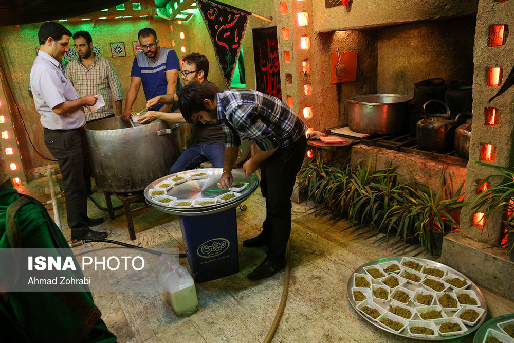آماده کردن افطاری توسط جوانان خیابان شهدا قم برای روزه داران