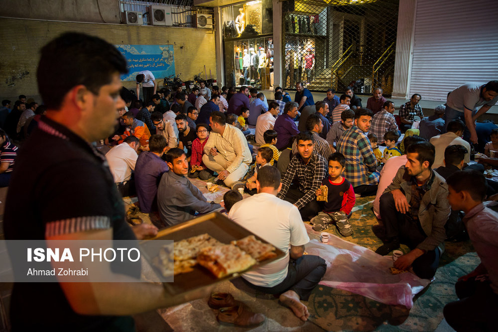 توزیع افطاری ساده در خیابان شهدا قم
