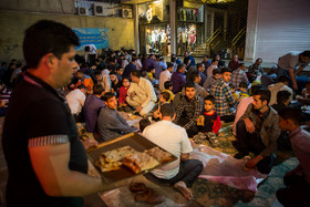توزیع افطاری ساده در خیابان شهدا قم