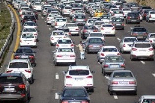 ترافیک در آزادراه تهران-کرج  نیمه سنگین است/ محورهای مسدود اعلام شد