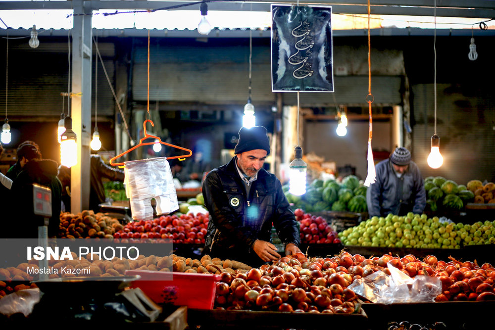 «بازار شريف العلما» قديمي‌ترين بازارهاي  روز و هفتگی ساري به شمار مي‌آيد و در نزد گردشگران اهمیت بالایی برخوردار، و عمده معاملات این بازار میوه و تره بار است. بخشی از این بازار به فروش محصولاتی که در روستا‌های اطراف ساری تولید و پرورش داده شده اختصاص دارد.