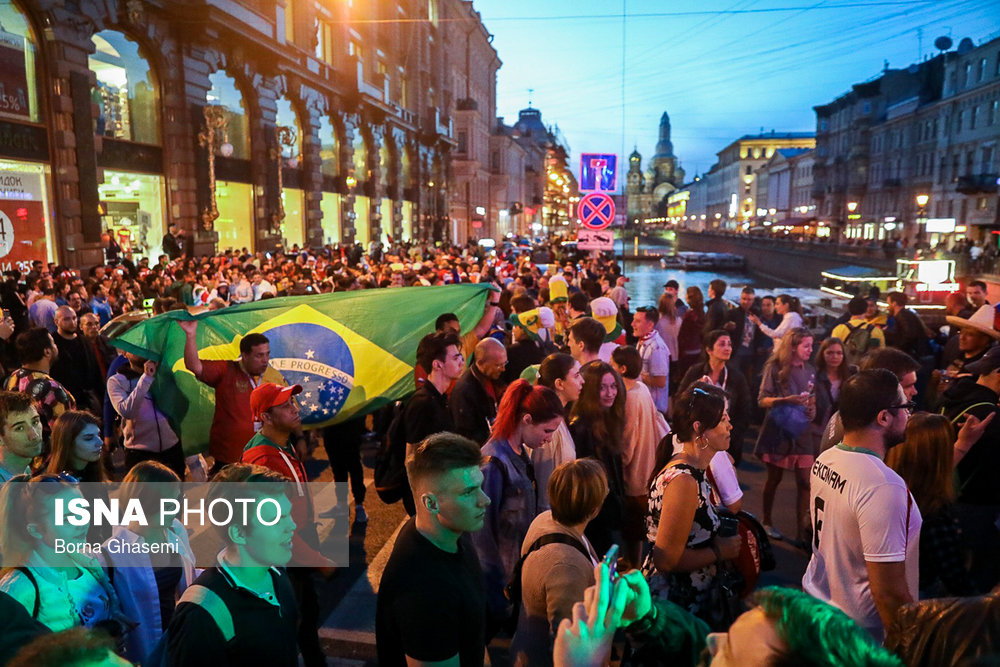شادی جمعی از هواداران در خیابان‌ نوسکی سنت پترزبورگ بعد از بازي اقتاحییه جام جهانی