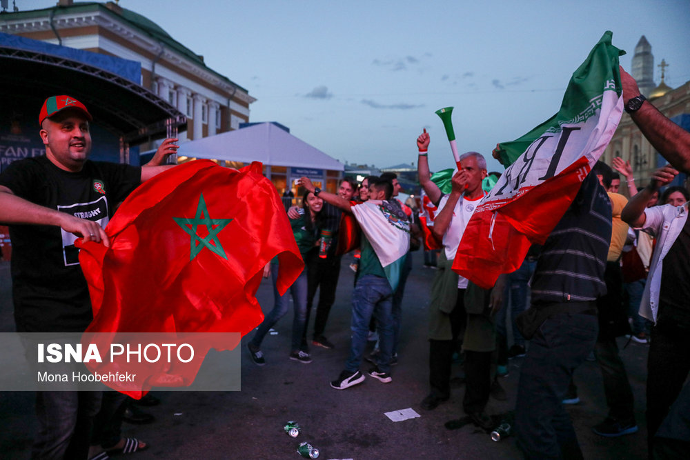 شادي ايراني‌ها و مراکشی‌ها در خیابان‌ نوسکی سنت پترزبورگ قبل از دیدار تیم‌های مراکش و ایران در اولین بازی گروه دوم جام جهانی