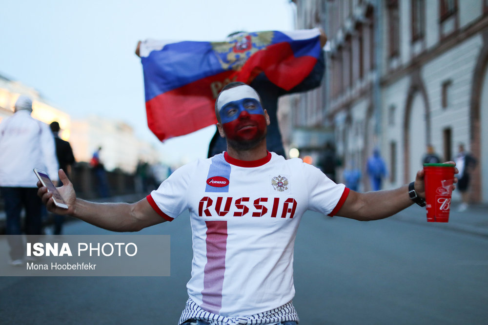 یکی از هواداران روسیه در خیابان‌های سنت پترزبورگ بعد از بازي اقتاحییه بین تیمهای عربستان و روسیه در اولین جام جهانی