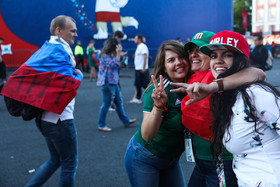 شادی جمعی از هواداران در خیابان‌های سنت پترزبورگ بعد از بازي اقتاحییه جام جهانی