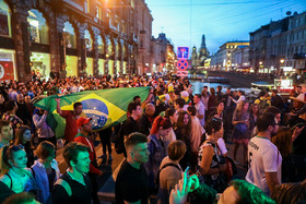 شادی جمعی از هواداران در خیابان‌ نوسکی سنت پترزبورگ بعد از بازي اقتاحییه جام جهانی