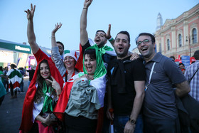 شادي ايراني‌ها و مراکشی‌ها در خیابان‌ نوسکی سنت پترزبورگ قبل از دیدار تیم‌های مراکش و ایران در اولین بازی گروه دوم جام جهانی