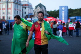 شادی جمعی از هواداران در خیابان‌های سنت پترزبورگ بعد از بازي اقتاحییه جام جهانی