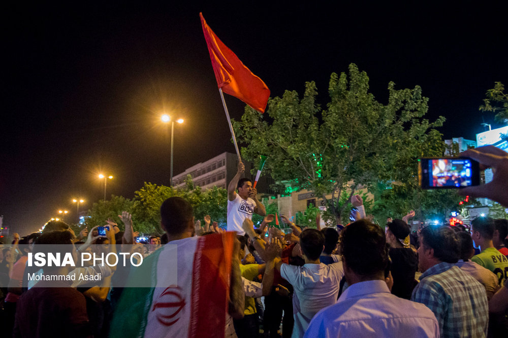 شادی مردم اراک پس از پیروزی تیم‌ملی فوتبال مقابل مراکش