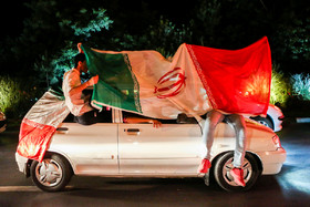 شادی مردم مشهد پس از پیروزی تیم‌ملی فوتبال مقابل مراکش