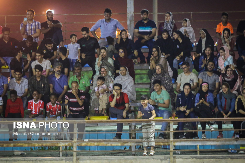 دیدار تیم‌های فوتبال ساحلی شهرداری بندرعباس و شهید جهان نژادیان آبادن