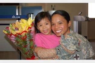 هدیه مادر سرباز برای دخترش + عکس