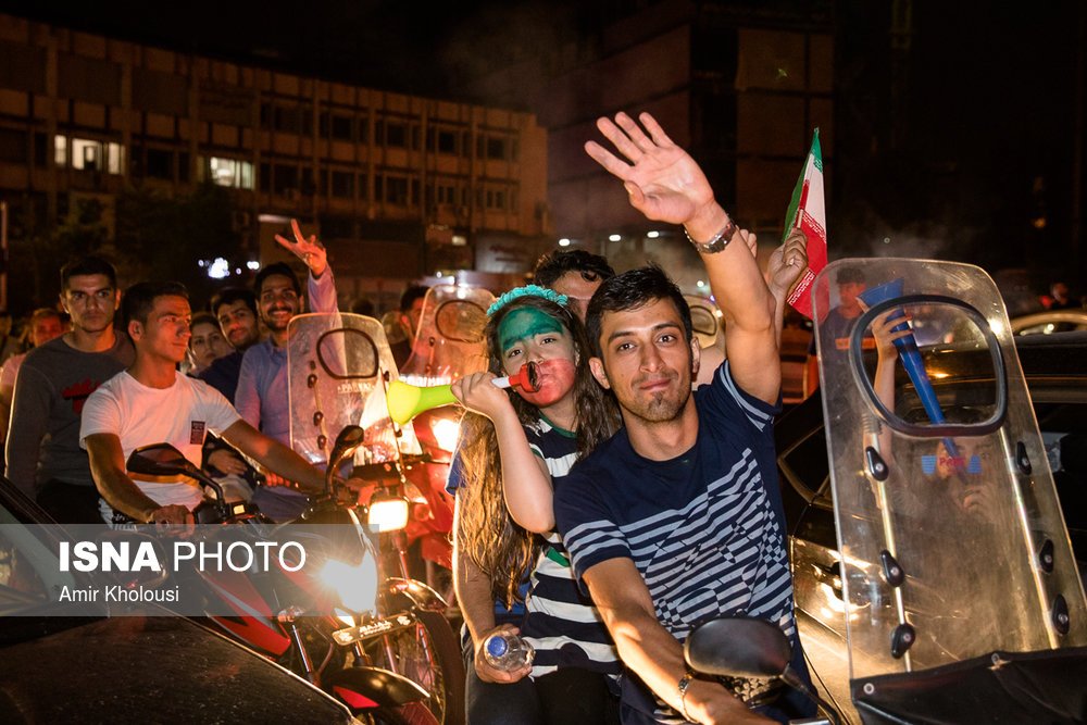 شادی مردم پس از دیدار ایران و اسپانیا - میدان ونک