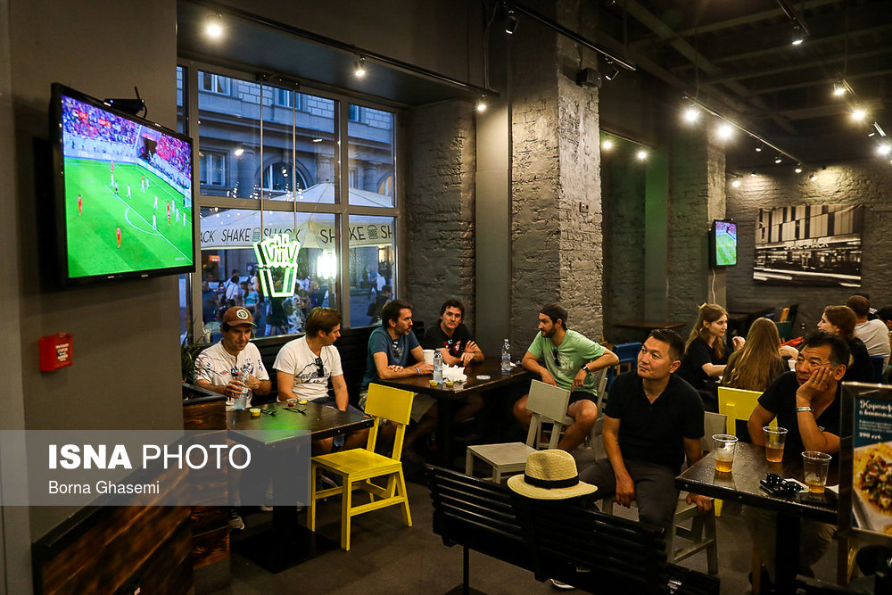 كافه های مسكو برای جذب مشتری بيشتر مسابقات جام جهانی را در كافه و رستوران پخش می كنند