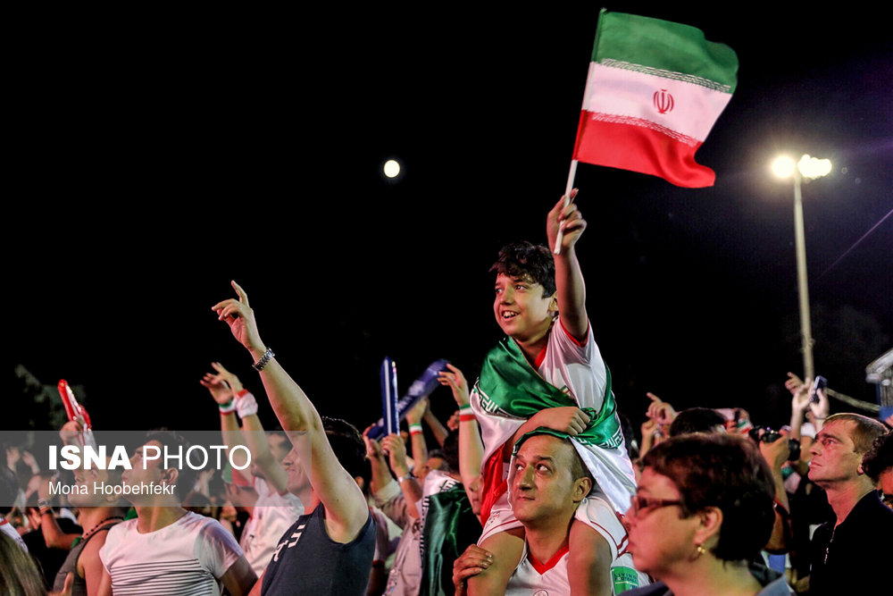 هوادران تیم ملی  در فن فست سارانسك در شب قبل از بازی ایران پرتغال