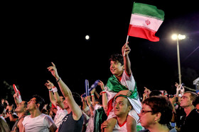هوادران تیم ملی  در فن فست سارانسك در شب قبل از بازی ایران پرتغال