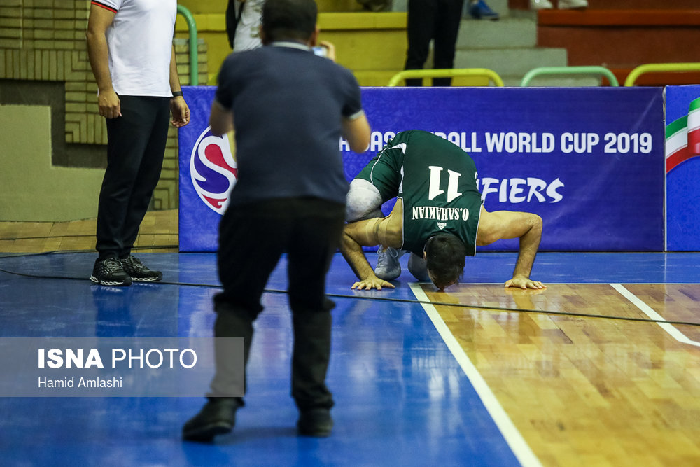 خداحافظی اوشین ساهاکیان بعد از پیروزی تیم ملی برابر قزاقستان